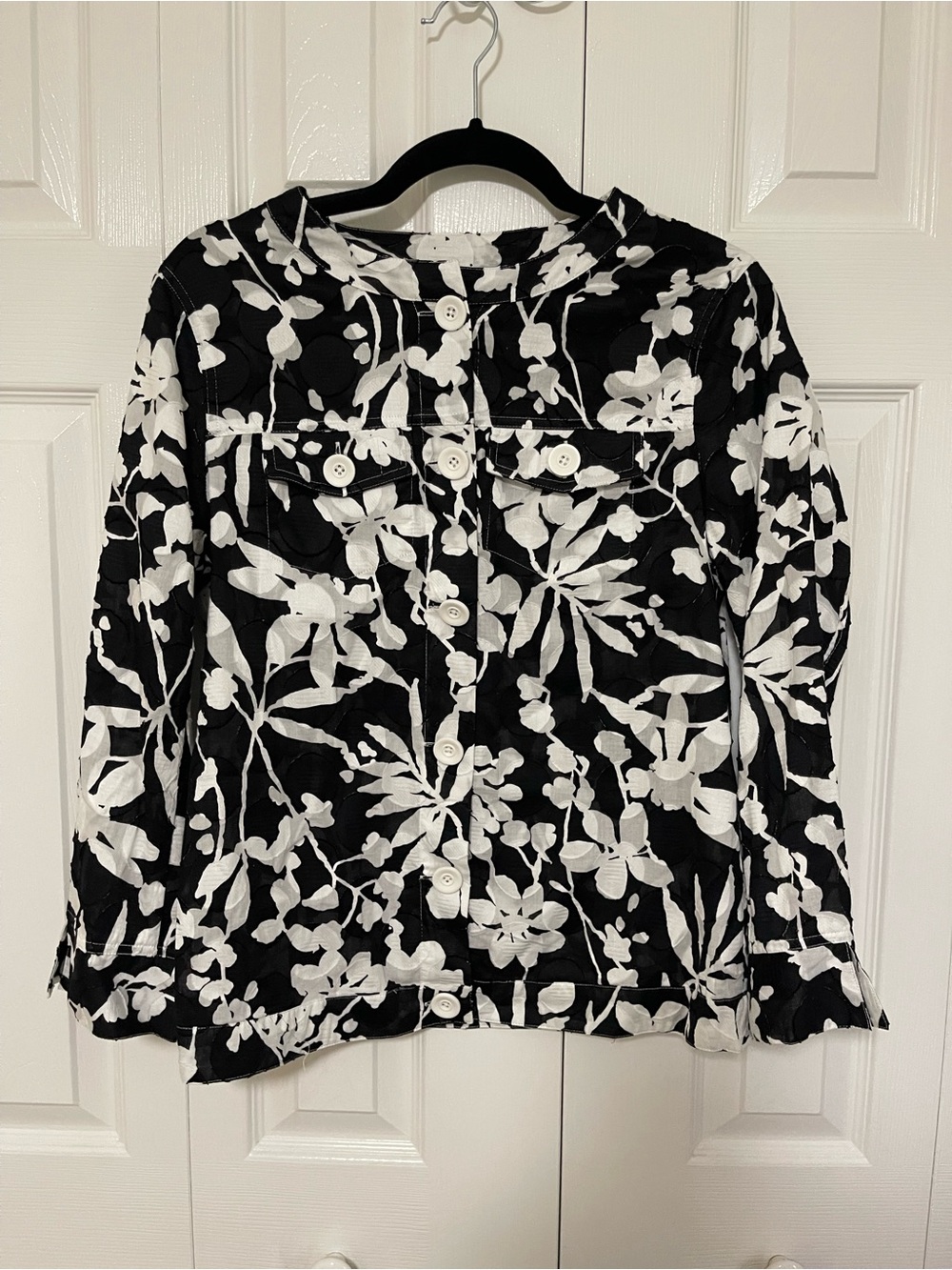 Peck & Peck Black and White Floral 💯 Cotton Button-Front Shirt